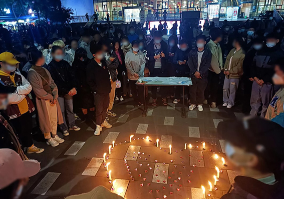 중국 청두, 남서 대학 학생들이 화재 희생자들을 추모하고 있다.