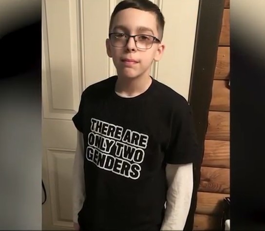 매사추세츠 학생이 "성별은 두 가지뿐" 문구가 있는 셔츠를 입을 수 없다는 말을 듣고 소송을 제기했다. (사진-폭스 뉴스 유튜브 캡처)