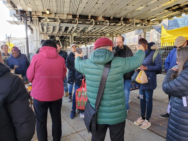 시카고 무궁화 노인 아파트 거주자들과 노숙자들이 함께 기도하는 모습 (사진-시카고 무궁화 노인 아파트 김경자 권사 제공).