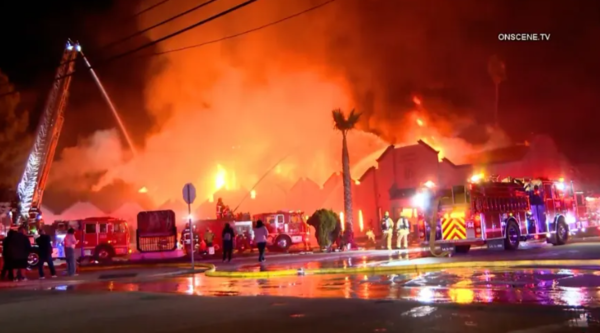 지난 12월 17일, 더 빅토리 아웃리치 교회가 불에 타고 있다. (사진-OnScene.TV 캡처)