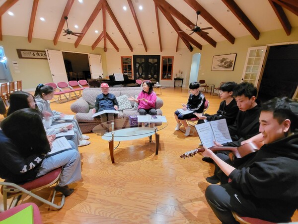 ▲GICS 미국 Vision Camp 중 박도원 목사와 로고스하우스에서 비전과 나눔의 시간을 갖는 모습(사진 - 좋은나무성품학교)