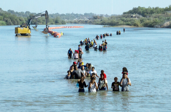 중남미 이민자들이 텍사스주로 진입하기 위해 리오 그란데 강을 건너는 사이 이들을 저지하고자 부표가 설치되는 모습(본지-로이터 게재 특약)